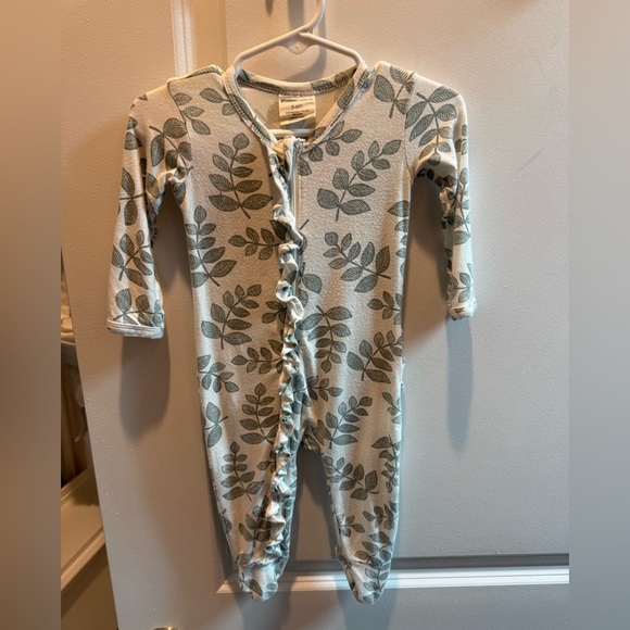 Spearmint Love Bamboo Fern Print White and Green Unisex Footed Onesie 3-6 - Picture 1 of 2